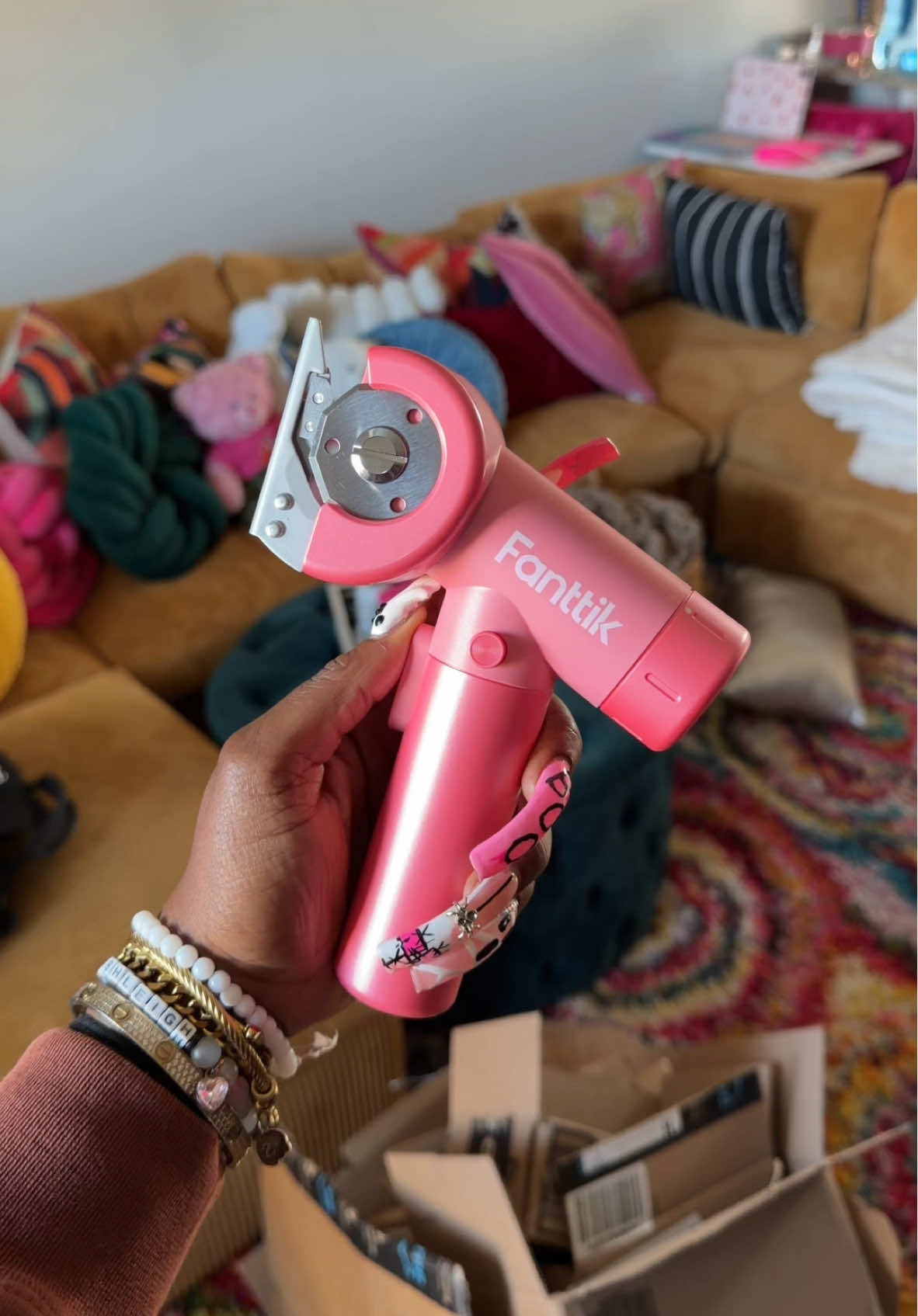 Breaking boxes down has NEVER been easier 💕 #boxcutter #fantik 
