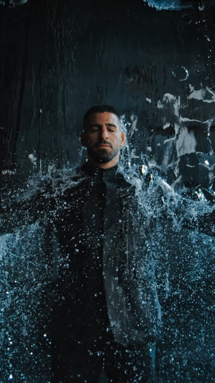 IMPERMEABLE Desde 1976, toda nuestra ropa es impermeable a las modas y al cambiar por cambiar. WATERPROOF Since 1976, all of our clothes are waterproof to fashion trends and to change for change’s sake. @iliatopuria x Adolfo Domínguez. #SéMásViejo #AdolfoDomínguez