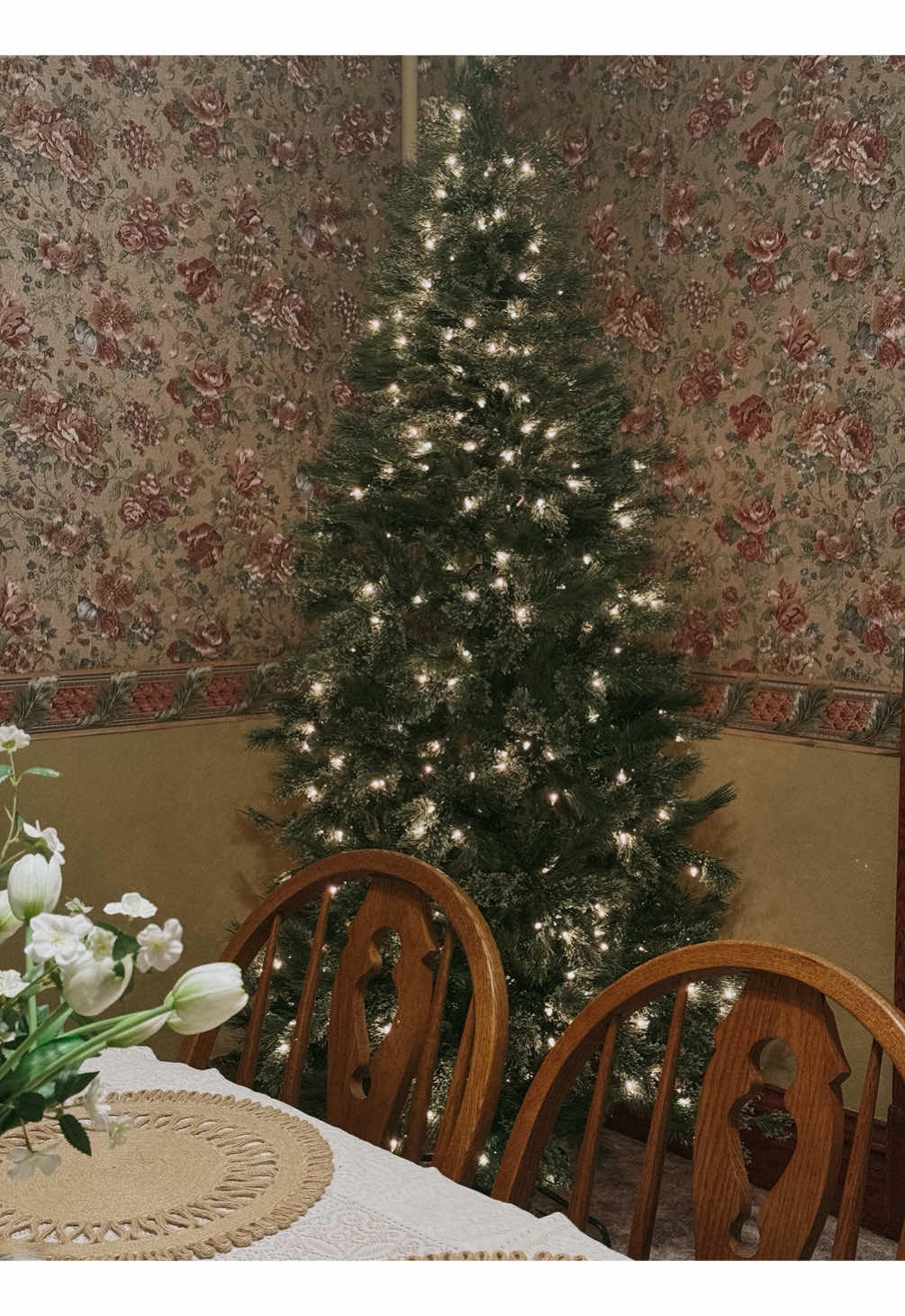 no one come at me in the comments saying “it’s too early” we are a christmas familyyyy #christmastree #christmasdecor #sahmhome #decoratingforchristmas 