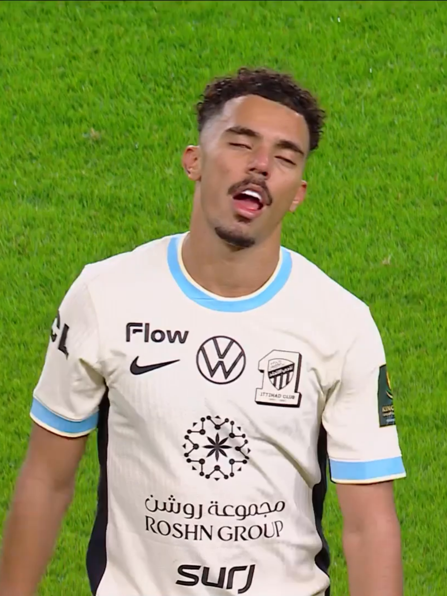 لقطة تدخل أحمد الجليدان على أيمن يحيى والطرد المباشر. 🟥 #أغلى_الكؤوس #thmanyahsports #sportsinsaudi