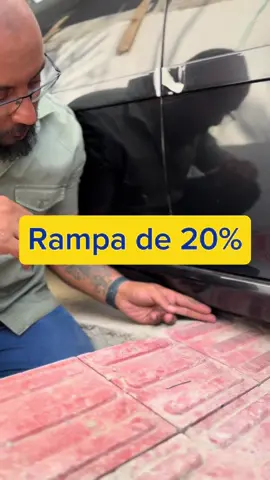 Muita gente acha que a inclinação máxima de 20% para rampas de veículos é um exagero da norma… mas na verdade, é o contrário. Essa inclinação foi estudada exatamente pra evitar que o fundo do carro raspe e pra garantir que os veículos consigam subir sem patinar, principalmente em dias de chuva, quando o piso está molhado. Ou seja, os 20% não são um limite “chato”, e sim uma forma de acessibilidade automotiva — pensada pra preservar o carro, a segurança e a mobilidade de todos. ⚙️ Engenharia é isso: segurança, desempenho e norma técnica andando juntos. #EngenhariaCivil #Construmig #RampasDeAcesso #NormaTecnica #Engesamad