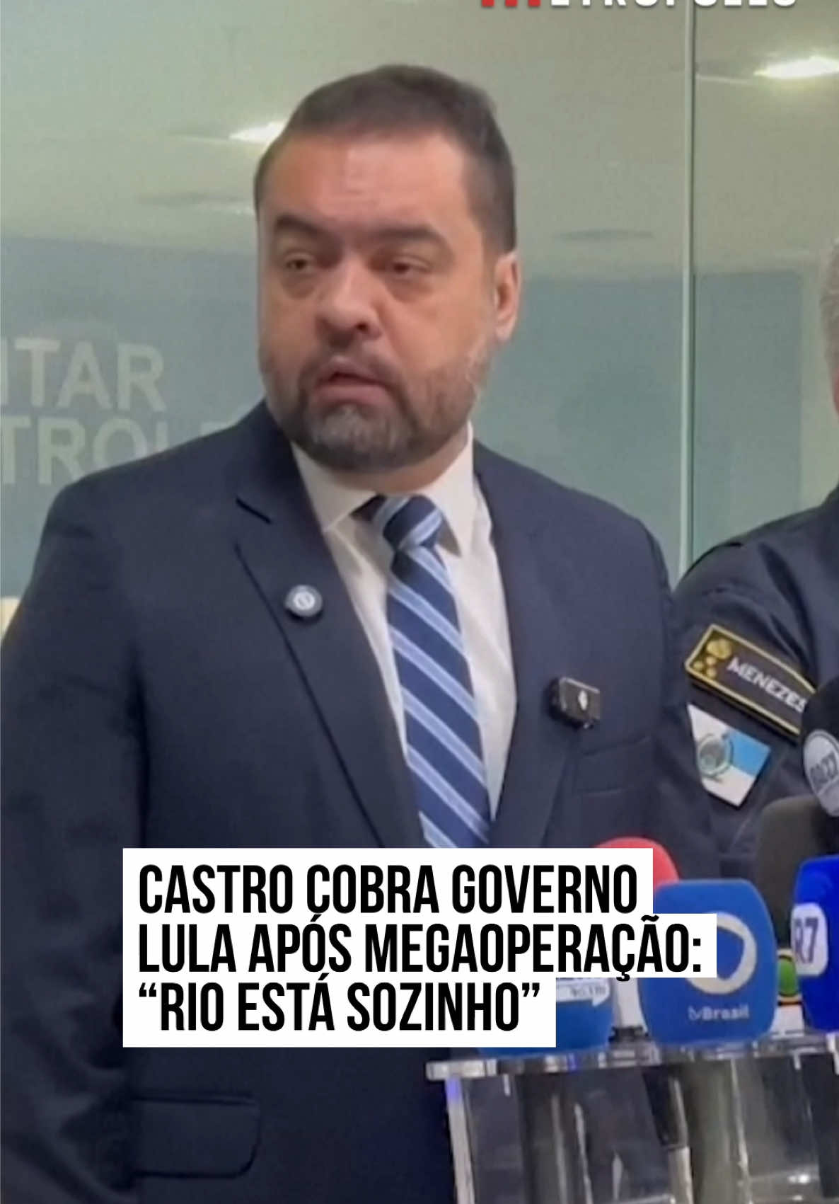 O governador do #RiodeJaneiro, #CláudioCastro (PL), cobrou o governo federal e afirmou que o estado está “sozinho” na luta contra o crime organizado nesta terça-feira (28/10). Castro fez as críticas durante entrevista coletiva sobre a #megaoperação deflagrada nos complexos do Alemão e da Penha, na Zona Norte do Rio e que deixou mais de 60 m0rtos. “Em 2010, o Brasil inteiro viu um trabalho de integração, e hoje o Rio está sozinho”, reclamou o governador fluminense. Na coletiva de imprensa, representantes da Polícia Civil do Estado do Rio de Janeiro (PCERJ), da Polícia Militar e do governo do Rio detalharam a ação policial — a mais letal da história do estado. Em seu pronunciamento, Castro afirmou que não chegou a solicitar auxílio para essa operação, uma vez que, anteriormente, três pedidos para o uso de blindados teriam sido negados. “Tivemos pedidos negados três vezes. Para emprestar o blindado, tinha que ter GLO (Garantia da Lei e da Ordem), e o presidente é contra a GLO. Cada dia é uma razão para não colaborar”, disse Castro. Questionado, ele confirmou que, diante do cenário anterior, não foi solicitado apoio para a megaoperação desta terça (28). O governador classificou a ação como “a maior da história do RJ”. “O estado está fazendo a sua parte, sim, mas, quando se fala em exceder — exceder inclusive as nossas competências —, já era para haver um trabalho de integração muito maior com as Forças Federais, o que, neste momento, não está acontecendo.” O Ministério da Justiça e Segurança Pública do governo Lula se manifestou após críticas do governador Cláudio Castro, alegando que atende os pedidos do estado na área da segurança. A pasta divulgou um extenso comunicado. “O Ministério da Justiça e Segurança Pública tem atendido, prontamente, a todos os pedidos do Governo do Estado do Rio de Janeiro para o emprego da Força Nacional no Estado, em apoio aos órgãos de segurança pública federal e estadual. Desde 2023, foram 11 solicitações de renovação da FNSP no território fluminense. Todas acatadas”, diz o texto. Leia a reportagem completa na coluna Mirelle Pinheiro, no Metrópoles. #TikTokNotícias 📹 Reuters 
