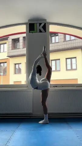 When you say ‘just a little stretch’ and end up like this 💀  Btw : White never goes out of style right?🤍😮‍💨 #Fitness #mobility #flexible #stretching #fitnessgirl #muscles #backbendchallenge 