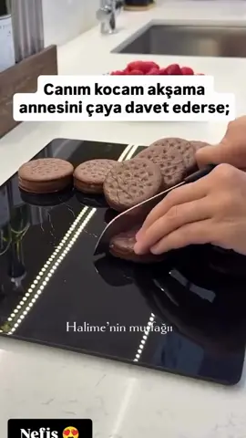 Yaza en yakışan tarif Parfe🤌🏼 Hem serinletici hem de 5 dakikada hazırlanıyor!  Ben göz kararı yaptım ama aşağıya kullandıklarımı yazıyorum 👇🏻 📸 • @halimenin_mutfagii Malzemeler (Göz Kararı): 2 paket toz kremşanti 1 paket Halley (ufak ufak doğranmış) Çilek (isteğe bağlı muz, kivi de ekleyebilirsiniz) Fındık Damla çikolata Yapılışı: Kremşantiyi sütle güzelce çırpıyoruz. İçine minik minik doğradığımız Halleyleri, çilekleri, fındığı ve damla çikolatayı ekliyoruz. İsterseniz muz, kivi gibi farklı meyvelerle de zenginleştirebilirsiniz. Karışımı kalıba döküyoruz. Ben silikon kalıp kullandım, siz normal kalıp kullanacaksanız içine mutlaka streç film ya da buzdolabı poşeti serin çıkartması kolay olsun. Üzerini düzeltip streçle kapatın ve derin dondurucuda en az 4-5 saat, vaktiniz varsa bir gece dinlendirin. Servis etmeden önce kalıptan çıkarıp üzerini dilediğiniz gibi süsleyin.  Hem pratik, hem nefis! Deneyen herkese şimdiden afiyet olsun 😍 #parfe #yaztatlısı #virals #halimeninmutfağıı