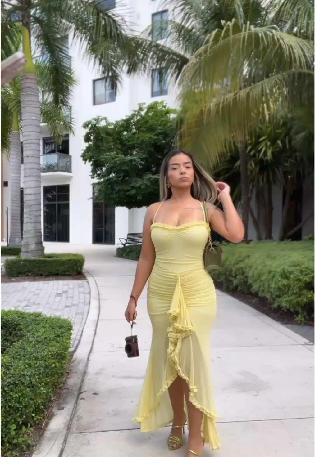 Nos pusimos mami para ir al evento de @Palladio Beauty 🤭😳🫶🏻 amamos que les pareció este vestido?  #review #fy #outfit 