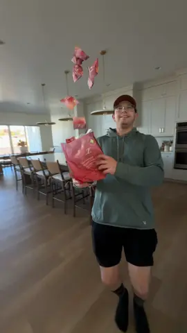 I mean at least he had a healthy snack in hand while just trying to come say hi!  #rizz #snackhealthy #superfoods #healthysnacks #probioticsforwomen 