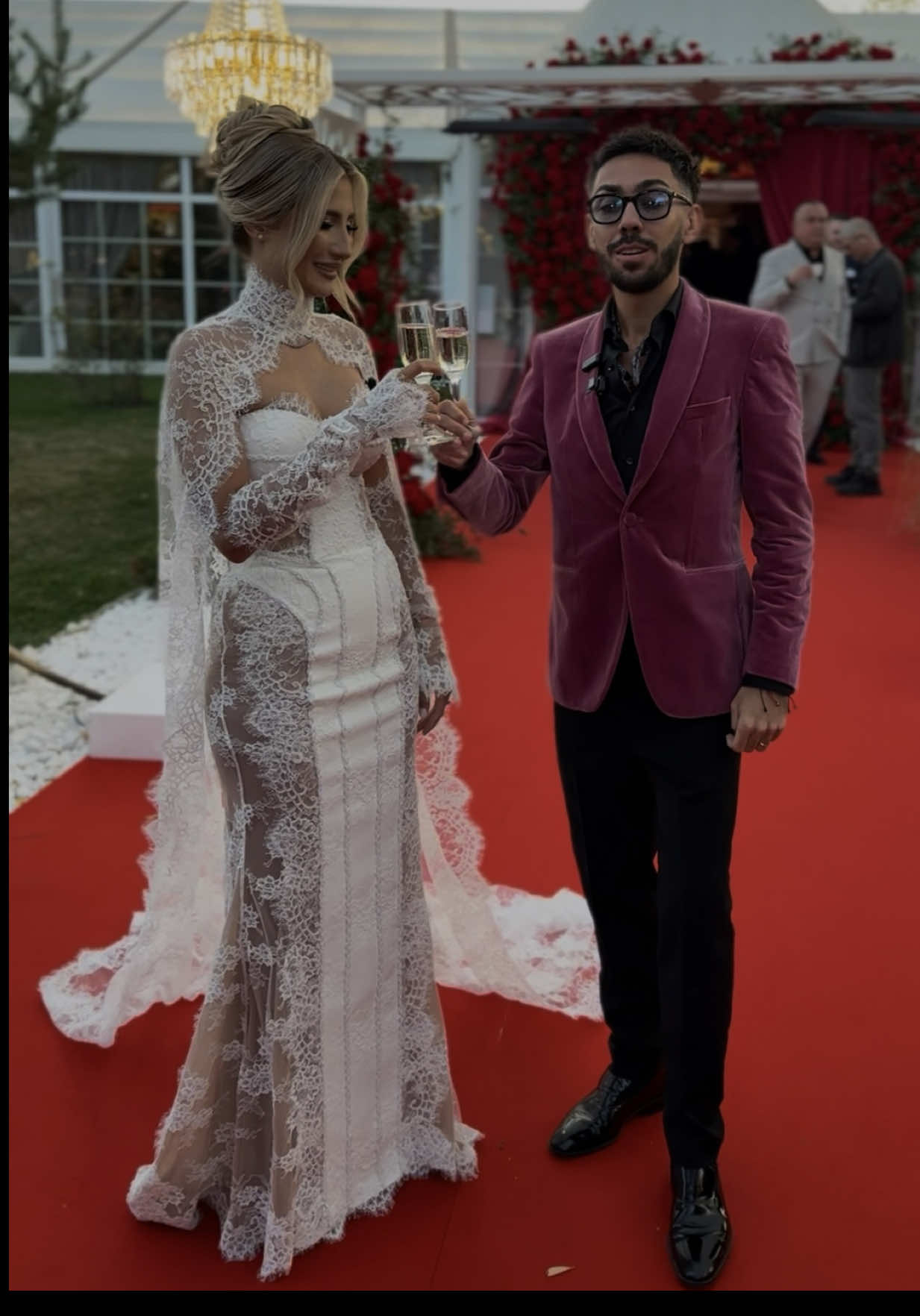 Mulțumim echipei Complex Flonta pentru că ați făcut ziua noastră de neuitat!  Fiecare detaliu a fost gândit cu grijă si unele chiar au implicat eforturi uriașe: de la construirea unei extensii a sălii, mutarea copacilor până la podiumul pentru aterizare a elicopterului. Le mulțumim și staff-ului implicat pentru ca este nevoie de o echipă pentru rezultate ideale.  Ne-ați oferit cadrul perfect pentru amintiri de neprețuit și vă suntem recunoscători pentru profesionalism și implicare! @Armin Nicoara @Complex Flonta 