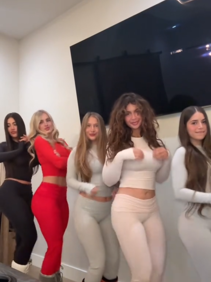 Dance time !!!  #barbershop #Barber #Lanita #femalebarber #Trend @Esterbron @sal munoz @Ty Lee @Vega☆*:・ﾟ 