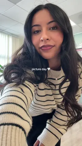 year 1 as your elementary grade school teacher 👩🏽‍🏫  #teacherlife #teachertok #pictureday #schoolpictures #teachersoftiktok 