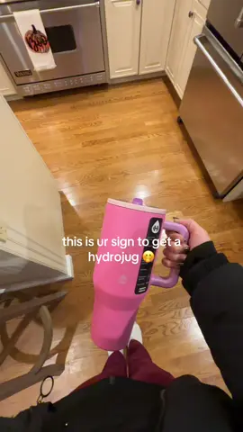 This is literally my 4th one😅 obsessed to say the least!! @HYDROJUG #hydrojug #pink #waterbottle #fyp #blackfriday 