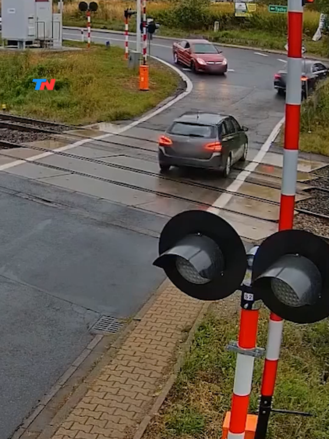 Un auto se quedó sobre las vías y lo salvaron segundos antes del tren En Katowice, Polonia, un auto perdió una rueda y quedó atrapado justo en medio de las vías del tren. Mientras el conductor y su acompañante intentaban moverlo desesperados, varias personas que estaban cerca corrieron a ayudar. Entre ellos, un policía fuera de servicio que se sumó al rescate. Juntos empujaron el vehículo fuera del cruce apenas unos segundos antes de que el tren pasara a toda velocidad.