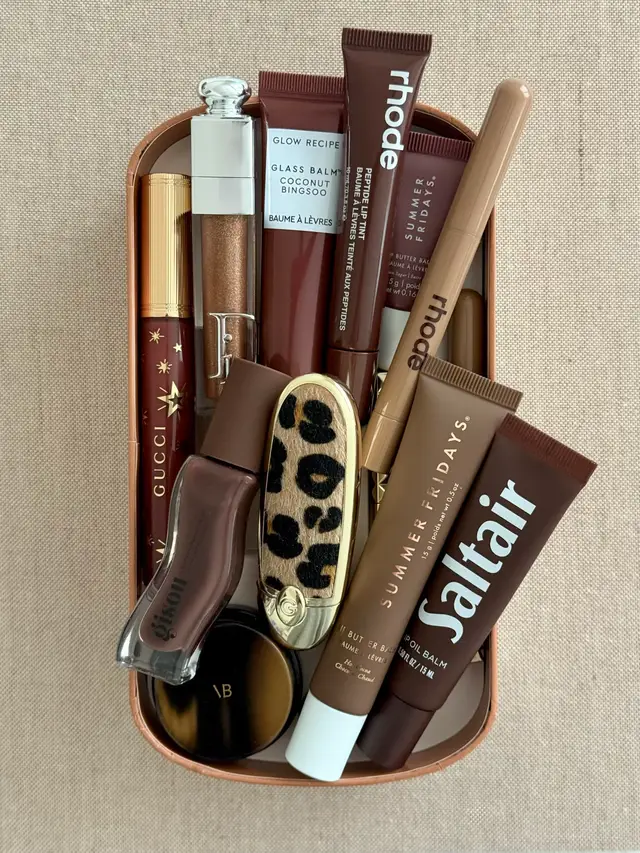 the lippies that are as addictive as chocolate featuring favourites from @Gisou @rhode skin @Summer Fridays  #lipcombo #chocolatemakeup #neutralmakeup #lipgloss #beautyaesthetic 