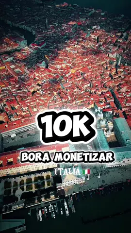 🇮🇹 Veneza, a capital da região de Vêneto, no norte da Itália, é formada por mais de 100 pequenas ilhas em uma lagoa no Mar Adriático. A cidade não tem estradas, apenas canais (como a via Grand Canal), repletos de palácios góticos e renascentistas. Na praça central, Piazza San Marco, ficam a Basílica de São Marcos, coberta de mosaicos bizantinos, e o campanário, com vista para os telhados vermelhos da cidade. #monetizartiktok #monetizar #boramonetizar #viral #fyp 