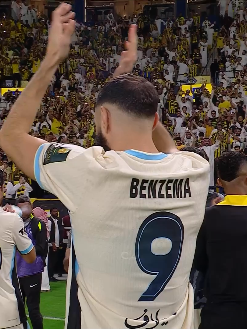 احتفال لاعبي الاتحاد بقيادة كريم بنزيما مع الجماهير 🙌🐆  #النصر_الاتحاد | #أغلى_الكؤوس #thmanyahsports #sportsinsaudi