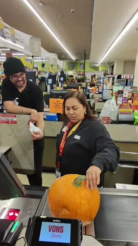 Did I make their day? 😂 #prank #groceryshopping #pumpkin #pocketpuppy 