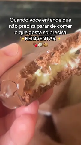 Você sabia que dá pra comer doce todos os dias e continuar no foco? 👀✨ A diferença tá nas escolhas! Olha essa ideia👇🏻 🍫 Biscoitinho Recheado Fit da Mih 👉🏻Já salva pra fazer mais tarde! 📌 Ingredientes: 	•	Whey (usei sabor sorvete de creme) 	•	Leite em pó 	•	Coco ralado 	•	Magic Toast 	•	Chocolate meio amargo ou amargo derretido  Modo de preparo: 1️⃣ Misture o leite em pó + Whey + coco. 2️⃣ Adicione água aos poucos até formar um creme bem consistente. 3️⃣ Recheie as torradinhas com esse creme. 4️⃣ Cubra com o chocolate derretido. 5️⃣ Leve pra gelar… e tenta não comer tudo de uma vez 🤤🔥 ✨Doce gostoso, proteico e sem culpa! Se você ama receitinhas assim, comenta “EU QUERO MAIS” 🍫👇🏻 E marca alguém que vai amar essa ideia também! 🫶🏻 #emagrecimentosaudavel #reeducaçãoalimentar #receita 