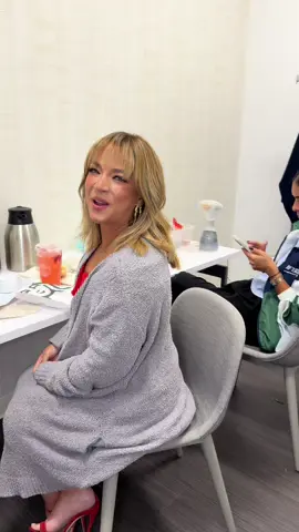 Así es un día de trabajo cuando toca promoción de nuevo show y salir al aire en tu programa diario! Feliz y agradecida por las oportunidades y por cada día llegar a sus hogares ¿ya vieron la tercera temporada de @quiencaera ? 