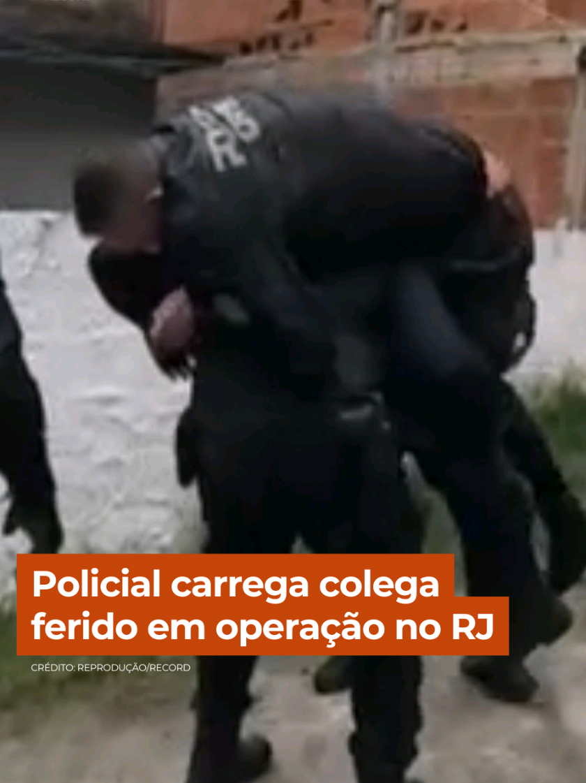 Durante a operação mais letal da história do Rio de Janeiro (RJ), uma das imagens que mais chamou a atenção foi a de um policial carregando um colega ferido. Em outro vídeo, um policial chora enquanto fala o telefone sentado na calçada. A ação mobiliza 2.500 policiais civis e militares para capturar lideranças criminosas e impedir expansão territorial de facções na região. 👉 Continue acompanhando as informações do #CidadeAlerta em R7.com/cidadealerta
