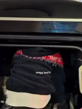 tae is safely arrived back in Korea ✨!! whyyy everyone is talkin about THE DAMN bag😭 ..this vid is lit about taehyung looking tired but still hot 🔥.....is that so hard to understand.. #taehyung #taehyungedit #airport #btsarmy #xyzbca  . . .. @BTS 