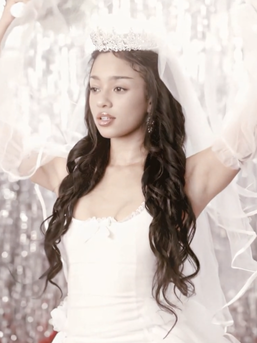 reference or not I WILL be catching that bouquet dont play. #manon #katseye #katseyeedit #manonedit #katseye_manon 