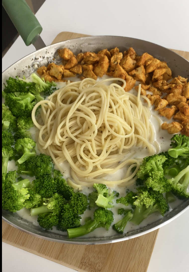 Macarrão ao molho branco mais saudável! 🍗 Ingredientes do frango:  - Peito de frango picado em cubos - Cebola - Alho - Sal temperos à gosto, eu usei: pimenta do reino, colorau, orégano e pimenta líquida -  👩‍🍳 Modo de preparo: em uma panela doure a cebola e o alho, depois acrescente o frango, os temperos e deixe refogar. Quando o frango estiver dourado está pronto. 🍜 Ingredientes molho branco: • 1 dente de alho • 550ml de leite (usei o semidesnatado) • 2 colheres de sopa de amido de milho • Sal e temperos à gosto • 2 fatias de queijo mussarela 👩‍🍳 Modo de preparo: em uma panela doure o alho e depois acrescente 500ml de leite. Em um copo coloque o amido de milho e 50ml de leite, dissolva bem e acrescente na panela. Adicione sal e temperos à gosto, eu usei pimenta do reino e orégano. Por fim deixe engrossar e quando atingir o ponto desejado acrescente 2 fatias de queijo. A quantidade de macarrão e brócolis é bem conforme a sua fome ou plano alimentar, depois é só misturar tudo com o molho branco e está pronto! 😋