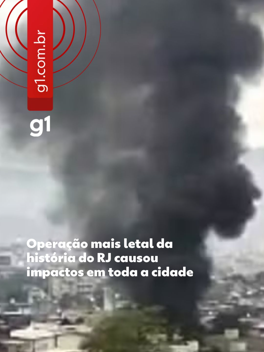 Cenas de guerra - Pelo menos 64 pessoas morreram – 4 delas policiais – e 81 foram presas nesta terça-feira (28) em uma megaoperação contra o Comando Vermelho (CV) nos complexos do Alemão e da Penha, na Zona Norte do Rio de Janeiro. Esta é a operação mais letal da história do estado, segundo números confirmados pelo Palácio Guanabara. No início da tarde, o tráfico orquestrou represálias em várias partes da cidade, que vive horas de tensão em um cenário de guerra. Barricadas, com veículos tomados ou entulho, foram feitas na Linha Amarela, na Grajaú-Jacarepaguá e na Rua Dias da Cruz, no Méier, entre muitos outros locais. ➡️Criminosos usaram veículos como barricadas para fechar diversas vias do Rio em retaliação à megaoperação da Segurança Pública do Rio contra o Comando Vermelho nos complexos do Alemão e da Penha. Desde o início da tarde, ônibus foram usados como barricadas em diversos bairros e vias expressas: Avenida Brasil, Linha Amarela, Linha Vermelha, Autoestrada Grajaú-Jacarepaguá, Centro, Rio Comprido, Tijuca, Vila Isabel, Engenho Novo, Méier, Cascadura, Engenho da Rainha, Freguesia, Taquara, Cidade de Deus, Anchieta, Guadalupe, Chapadão, Complexo do Alemão e Penha, e na BR-101, em São Gonçalo, Região Metropolitana do Rio de Janeiro. A Universidade Federal do Rio de Janeiro (UFRJ), a Universidade Estadual do Rio de Janeiro (Uerj), a Universidade federal Fluminense (UFF) e a Faculdade de Educação Tecnológica do Estado do Rio de Janeiro (FAETEC) de Quintino suspenderam as aulas na tarde desta terça. Escolas particulares em diversas regiões da cidade estão pedindo que os pais busquem os filhos por conta da insegurança. A Secretaria Municipal de Educação informou que, na região do Complexo do Alemão, 31 escolas foram impactadas e outras 17 unidades no Complexo da Penha. Pra saber mais, clique em 'leia o artigo'. #g1 #riodejaneiro #rj #megaoperação #g1local