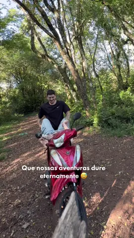 O rolê é aleatório, mas o sentimento é real 🛵💘 #aventura #rolê #pordois #goodvibes #casal 