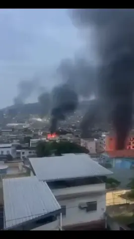 A war has erupted between authorities and drug cartels in Brazil — dozens killed in the country’s largest armed confrontation in decades In Rio de Janeiro, around 2,500 police officers and special forces stormed areas near the international airport — key strongholds of the Red Command, one of Brazil’s most powerful cartels. The operation began at dawn. In response, gang members opened fire, set cars on fire, and built barricades. For the first time in Brazil’s history, drug traffickers reportedly used FPV drones to drop explosives on police units. By noon, the death toll had surpassed 80, including four police officers. The governor of Rio state, Cláudio Castro, said the city is “effectively at war.” #news #worldnews #Brazil #fyp 
