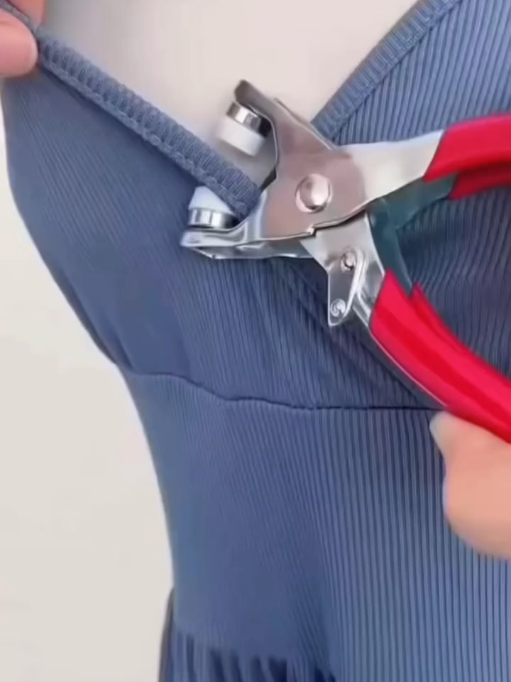 😱Achadinho que facilita a vida de quem ama costurar! Alicate aplicador + 100 botões de metal de pressão 🔩✨ Perfeito pra roupas, artesanatos e consertos rápidos — prático, resistente e super funcional! #Fyp #FypBrasil #TikTokViral #TikTokDIY #DIYTok #CosturaTok #ArtesanatoTok #ViralTikTok #DicaBoaDemais #AchadinhosTikTok