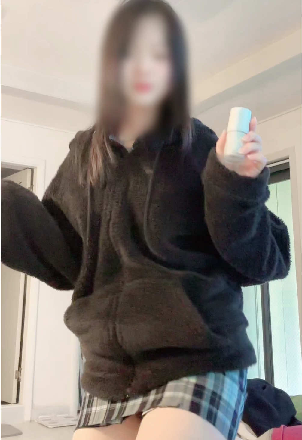 { 제품 협찬 } 반코르 바쿠치올 세럼 승무원들도 기내에서 속건조 잡기 위해 사용 한다해서 사용 해봤는데 진짜 끈적임이 없고 흡수력이 빠른거 같애 화장 하기 전에 바르면 화잘먹 가능이고 잠자기 전에 바르면 다음날 피부 상태 미쳣다 올영 1위 세럼이라 그런가  보습력이 미쳤어  @vancor 반코르  #반코르 #바쿠치올세럼 #화잘먹 #올영추천템 #올리브영 