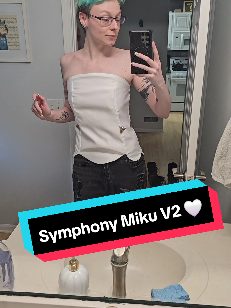 out here learning and growing and stuff ✨️🥹☺️ Symphony Miku will be competing at Youmacon this weekend #cosplay #hatsunemiku #mikucosplay #hatsunemikucosplay #cosplaying 