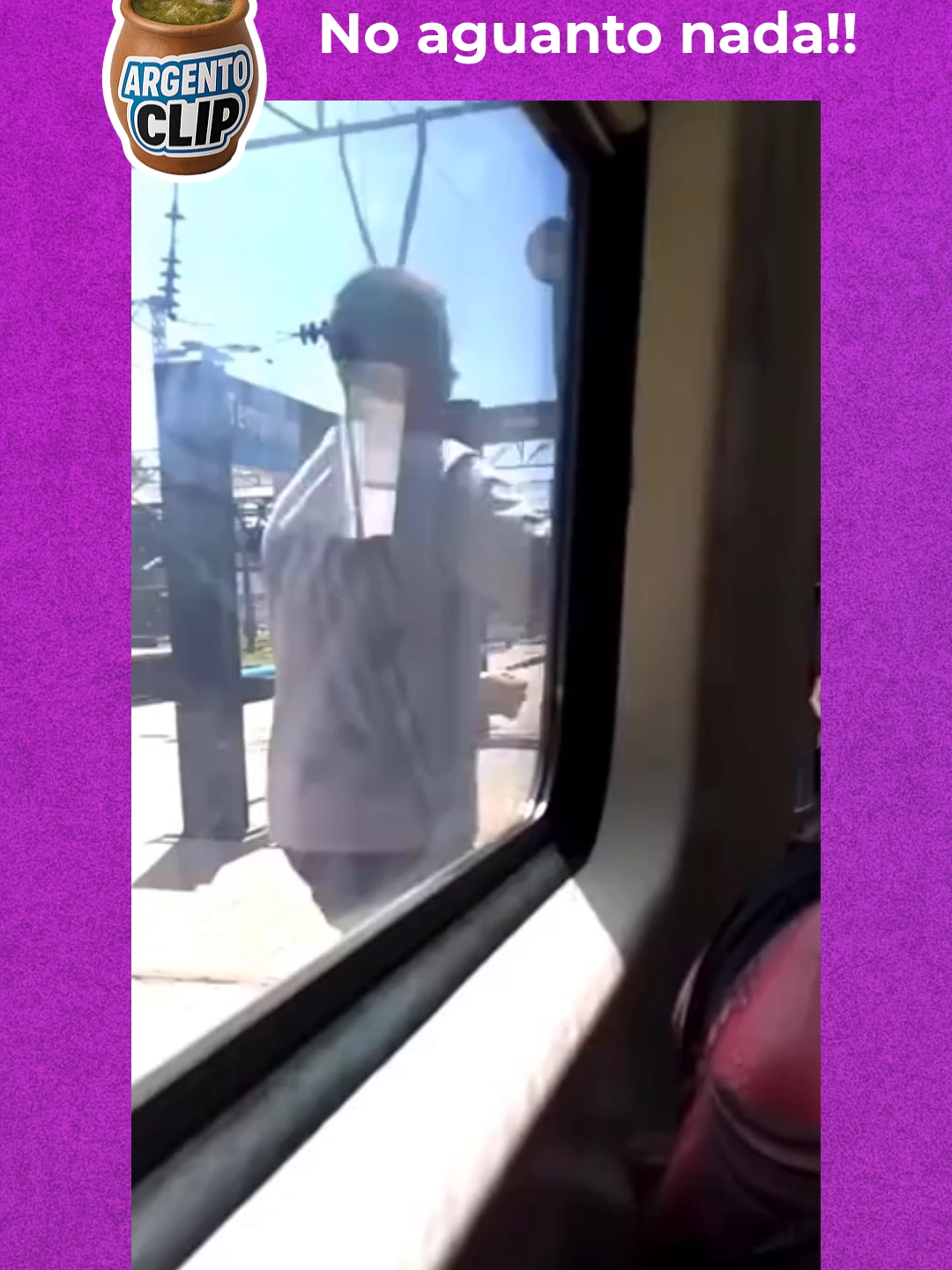 👉 El tipo no entendió por las buenas... y un poli se cansó nomás Un grupo de polis intenta calmar a un tipo que no quería cooperar. Pero entre el tire y afloje… uno se cansó. Y en dos segundos lo puso en modo “reposo total”. Escena real captada en plena calle, digna de ArgentoClip. #ArgentoClip #PolicíaArgentina #CalleArgentina #SituacionesArgentas #MomentoTenso #ArgentinaReal #VideoViral #FuerzaPublica #CorduraCero