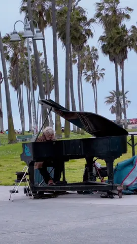 洛杉矶街头钢琴家，现场演奏