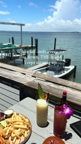 While others grab their jackets, we’re grabbing sunscreen and flip flops 💙 #THEIsland #SPI #TexasBestBeach #Texas #SouthPadreIsland 