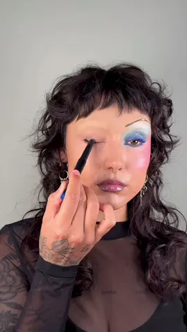 could this look be considered a halloween costume…? 😬 well maybe not because I’d defo wear that in a night out, just to look a bit different and cool ✨ but halloween look is coming soon ❤️‍🔥 products: @maccosmetics Dazzleshadow Stick ‘Bedazzled Denim’ @BEAUTY BAY Dark Lights Palette - ‘Headliner’ @Diorbeauty Glow Palette - ‘Universal Glow’ @maccosmeticsuki Eyeshadow ‘Gesso’ @beautybay Mini Charms Palette @Karla Cosmetics Eyeshadow ‘Krazy Kat’ @maccosmeticsuki Feline Eye Kohl @MaybellineUK Sky High Mascara - Blue Mist @nyxcosmetics_uk Micro Brown Pencil - ‘Espresso’ @Patrick Ta Beauty Blush ‘Just Enough’ @Kaleidos Makeup Highlighter ‘Sky Walker’ #fyp #boldmakeup #halloweenmakeup #editorialmakeup 