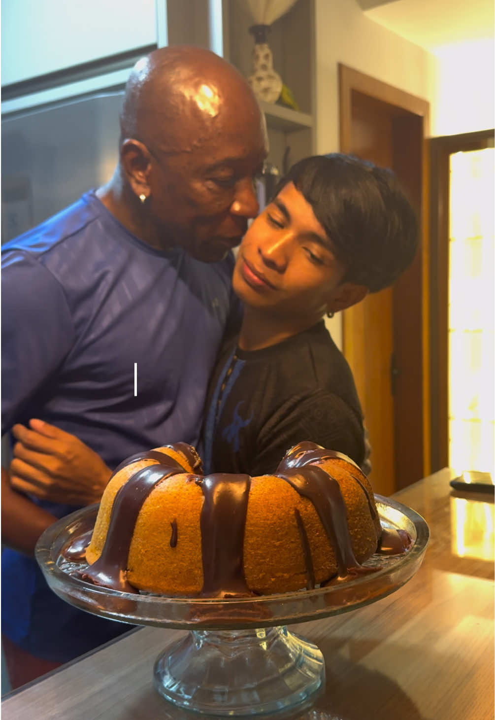 Bolo de cenoura : 200g de cenoura 🥕 picada  3 ovos 🥚  150 ml de óleo  270g açúcar  205g farinha de trigo  18g fermento  Ganache:  200g de chocolate fracionado  150g creme de leite  #explore #fyp #bolo #viral 