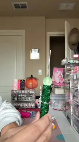 Build some pens with me 💕 this is a beautiful order #beadedpens #diypens #beads #pen 