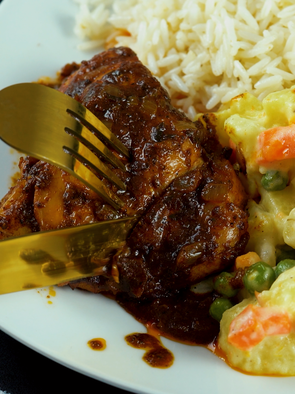 Prepara un plato delicioso y súper fácil con esta receta fácil y rápida de pollo a la olla con ensalada rusa. Esta es una opción de comida fácil para disfrutar de las recetas con pollo. ¡A cocinar y disfrutar de una ensalada fácil! INGREDIENTES: 3 presas de pollo vinagre blanco o tinto  salsa de soja mostaza americana pasta de aji amarillo pasta de aji panca pimienta, comino, orégano, sibarita, sal cebolla roja  papa  zanahoria arveja verde choclo desgranado aceite cantidad necesaria mayonesa zumo de limón #pollo #recetas  #LIVEIncentiveProgram #LIVEStory #PaidPartnership 