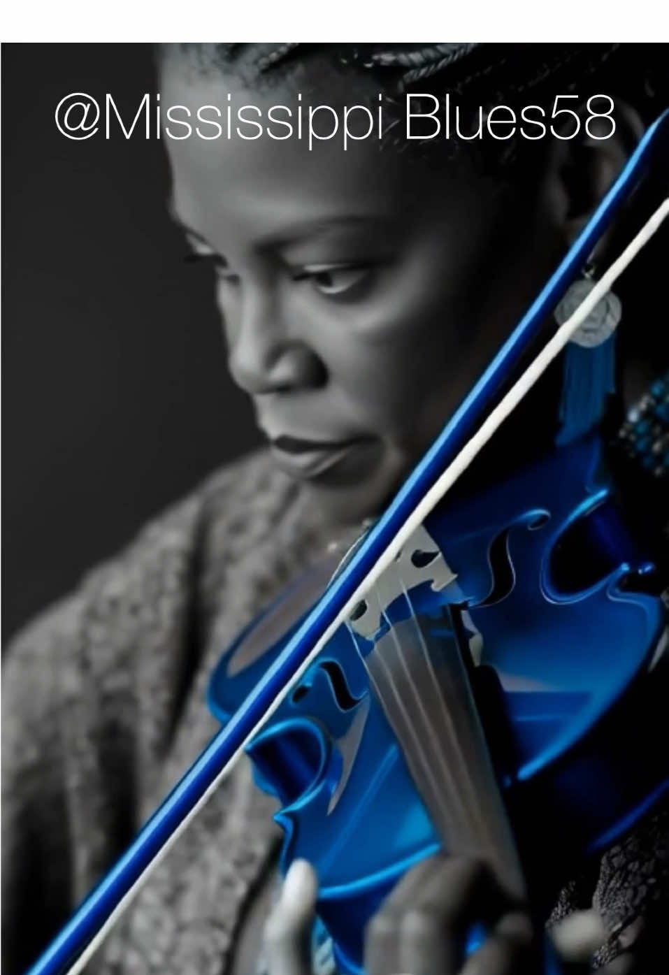 Did you know the violin once had its place in the blues? 🎻 In the fields of Mississippi and Louisiana, before electric guitars, the fiddles cried out the soul of the people. That’s how a raw, sorrowful, and beautiful blues was born… the sound of the Deep South. 🎶 #MusicaConAlma #BluesSession #HarmonicaLovers #GuitarGroove #BluesMood    