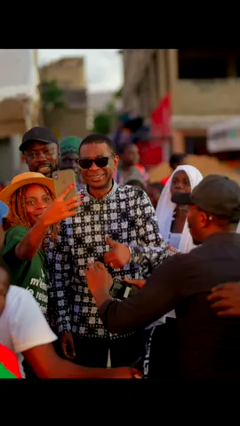 Comme chaque année, je vous prépare votre cadeau de fin d’année : un moment musical pour nous accompagner jusqu’au grand soir que vous attendez tous, le Grand Bal. Et pour cette surprise, j’ai la joie de partager les remix réalisés par mes fils, Moussa Ngom et Yéyé Faye  Rendez-vous vendredi à 18h pour découvrir cette belle surprise ! #GrandBal #CadeauDeFinDannée #You #YoussouNdour