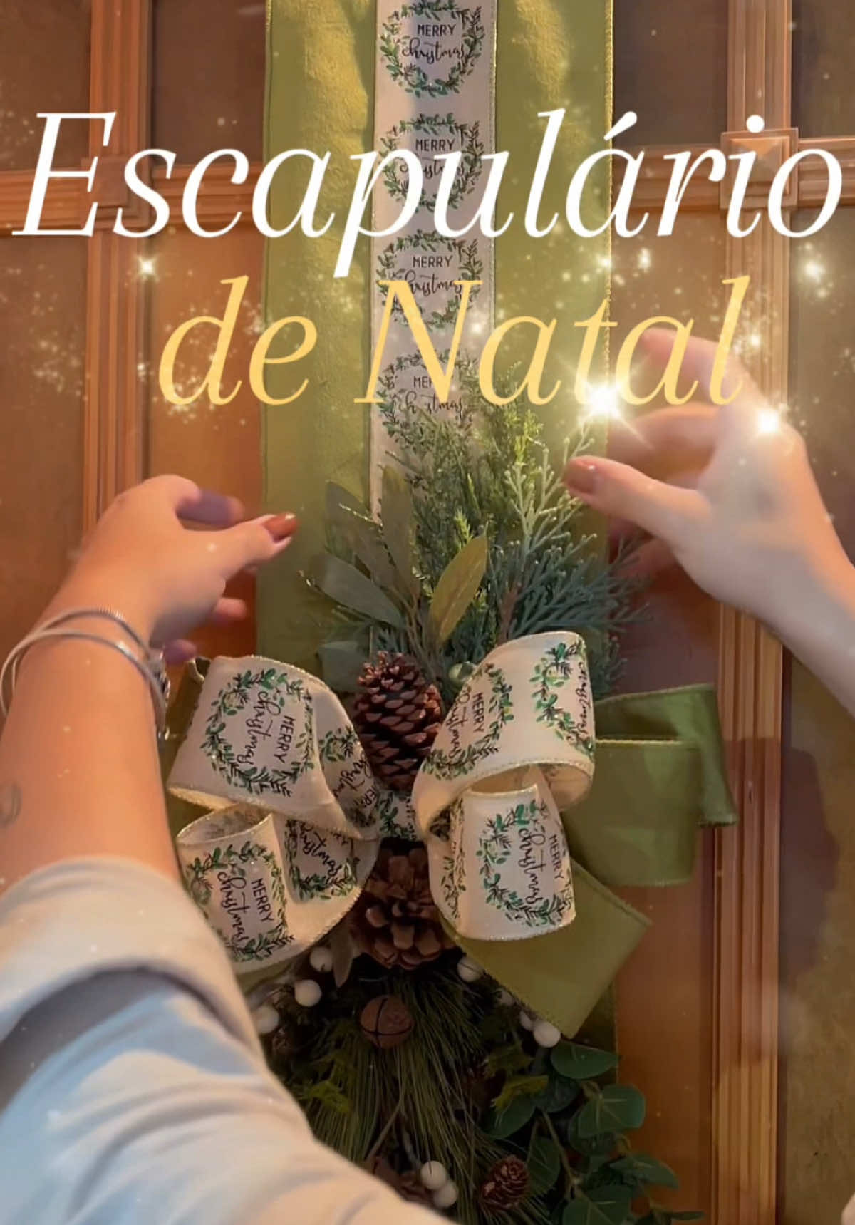 Apaixonada por este modelo gente! Um luxo! Todo verde, com guisos, folhas de Oliveira, folhas de eucalipto, pinhas, lindo demais!  Disponível para compra: Valor 350,00 reias - envio para todo Brasil - parcelo em 3x no crédito  #christmastree #decoracaodenatal #foryoupage #escapuláriodeporta #natal2025 