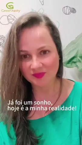 Sou a Marilina, mãe do Anthony (20 anos) e da Vithória, estudante de Nutrição e formada em Administração de Empresas. Fiz dois cursos de Chef Vegana e encontrei na alimentação saudável o meu propósito de vida. 🌱💚 O Green Tasty nasceu dentro da minha casa e hoje tem o seu próprio espaço, mas o nosso propósito vai muito além da comida: queremos estar sempre próximos da sociedade, transformando vidas através da alimentação e do exemplo. Participamos de várias iniciativas que nos enchem de orgulho — o concurso de saladas com a ETEC Celso Giglio e o Fórum de Restaurantes do iFood, onde agora também atuamos como conselheiros 🌿 Estamos sempre em busca de aprender e evoluir, para oferecer o melhor aos nossos clientes e à nossa comunidade. E o nosso próximo passo é realizar um grande sonho: ter um espaço onde possamos apoiar e contratar mulheres, principalmente mães, gerando oportunidades reais através da gastronomia com propósito.  E nada disso seria possível sem o Mizael, meu amor 💘, foi quem me apresentou a culinária vegana.