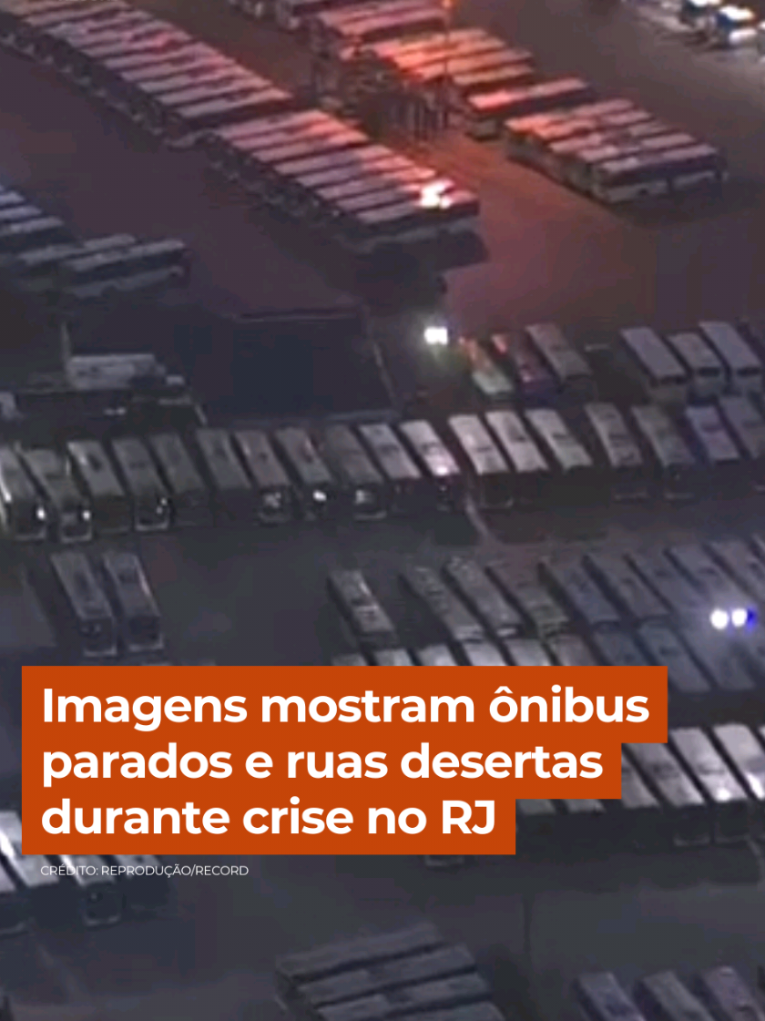 Trabalhadores retiram ônibus de circulação após veículos serem sequestrados durante os confrontos no Rio de Janeiro (RJ). Imagens aéreas mostram coletivos estacionados e ruas vazias, enquanto parte da população enfrenta dificuldades para voltar para casa devido à paralisação do transporte. Mais de 70 ônibus foram usados como barricadas pelos bandidos. 👉 Continue acompanhando as informações do #CidadeAlerta em R7.com/cidadealerta