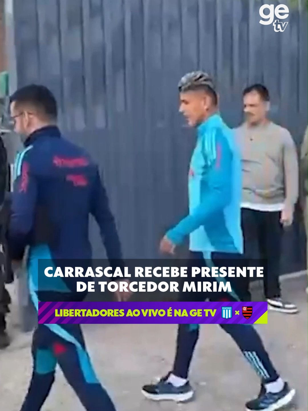 MOMENTO FOFURA! 🥹 Antes do treino, em Buenos Aires, alguns torcedores argentinos tietaram jogadores do Flamengo. Um deles foi Carrascal, que recebeu um presente! Imagens: @rremanuelle ▶️ Assista a Racing x Flamengo AO VIVO, DE GRAÇA e COM IMAGENS na ge tv! Vale vaga na final da Libertadores e estaremos ao vivo a partir das 19h30! #LibertadoresNaGETV #Flamengo #Racing #Libertadores #getv #Futebol
