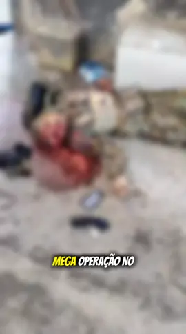 Mega operação no Rio de Janeiro escancara que Brasil está sob domínio de estado paralelo. O Governo do Estado do Rio de Janeiro deflagrou a “Operação Contenção”, uma das maiores ações de segurança da história fluminense, com o objetivo de conter a expansão do Comando Vermelho (CV) em comunidades da capital e da região metropolitana. A operação mobiliza 2.500 policiais civis e militares, além de helicópteros, veículos blindados e drones, e conta com o apoio de delegacias especializadas, promotores do Ministério Público e unidades operacionais de diversos batalhões. As forças de segurança cumprem 100 mandados de prisão contra integrantes da facção. Entre os alvos estão 30 suspeitos de outros estados, principalmente do Pará, que estariam abrigados nas comunidades do Complexo do Alemão e do Complexo da Penha. De acordo com as autoridades, os criminosos reagiram com barricadas e drones lançando explosivos, em meio ao intenso cerco policial. Até o momento, dezenas de suspeitos foram detidos e armas de grosso calibre apreendidas. A Secretaria de Segurança classificou a ação como parte de uma estratégia permanente para enfraquecer o domínio territorial e o poder econômico da facção, considerada uma das mais influentes do país. O Palácio Guanabara reforçou que a Operação Contenção representa “um marco no enfrentamento ao crime organizado” e que novas fases estão programadas para os próximos meses. #tiktoknotícias #riodejaneiro #urgente #drone #operacaopolicial 