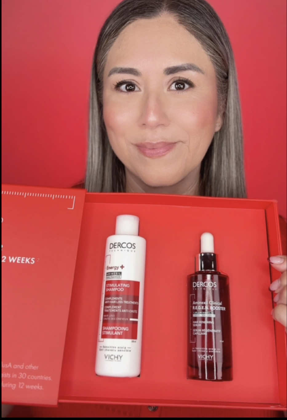Estoy feliz porque mi cabello tiene nuevo tratamiento premium 💆‍♀️ he recibido este 𝐜𝐨𝐟𝐫𝐞 de 𝐃𝐞𝐫𝐜𝐨𝐬 de @Vichy Laboratoires  que combina eficacia anticaída y cuidado sensorial. Dentro vienen tres esenciales que de verdad marcan la diferencia: 💧 Serum Aminexil Clinical REGEN BOOSTER  Su fórmula con 1,5% de Aminexil, jengibre y niacinamida actúa directamente sobre la raíz para fortalecer el cabello, reducir la caída y estimular el crecimiento. En solo dos semanas se nota más densidad, fuerza y un cuero cabelludo más saludable. 🧴 Champú Energy  El complemento perfecto para potenciar el efecto del serum. Limpia suavemente, aporta volumen desde el primer uso y ayuda a reducir la caída por rotura. Deja el cabello con una sensación de frescura y ligereza que se nota al instante. 🌙 Funda de seda de Emily’s Pillow  Un detalle de lujo que se nota. Dormir con seda ayuda a mantener el cabello suave y sin encrespamiento, reduce la rotura y además cuida la piel durante la noche gracias a su textura hipoalergénica y antibacteriana. Después de probarlo, siento el pelo más fuerte, con más cuerpo y un brillo natural increíble.   Un cofre que combina ciencia y cuidado… ¡y se disfruta desde el primer uso! 💬 ¿Conocías esta línea de Dercos Vichy ? Te leo 👀 Un besito 😘 . . . . . . . . . #goldregenxlorealistar #lorealistar #publi #DercosVichy #ugcespaña 