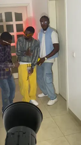 **🎬 En attendant la grande sortie…   Plongez dans les coulisses du tournage du clip *ANGELA* 🔥   Rendez-vous le jeudi 31 octobre à 18h pour découvrir le résultat final !   #Angela #BlaccSoom #AfroLoveUrbain #Clip2025 #SoOMSoOMProduction** 