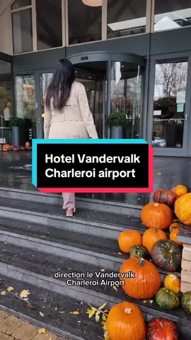 Et si votre prochain vol commençait dans le confort ? 📍 À seulement 5 km de l’aéroport, le @Van der Valk Charleroi Airport @vandervalkhotels offre bien plus qu’une simple escale : un check-in fluide, des chambres spacieuses, une atmosphère feutrée au restaurant, et un petit-déjeuner généreux pour bien commencer la journée. Une parenthèse élégante entre confort et voyage, pensée pour ceux qui aiment prendre le temps. 🛎️ À enregistrer pour votre prochain départ depuis Charleroi  Airport ✈️ *invitation  #vandervalkcharleroi #foryou #hotelbelgique #pourtoi #charleroiairport