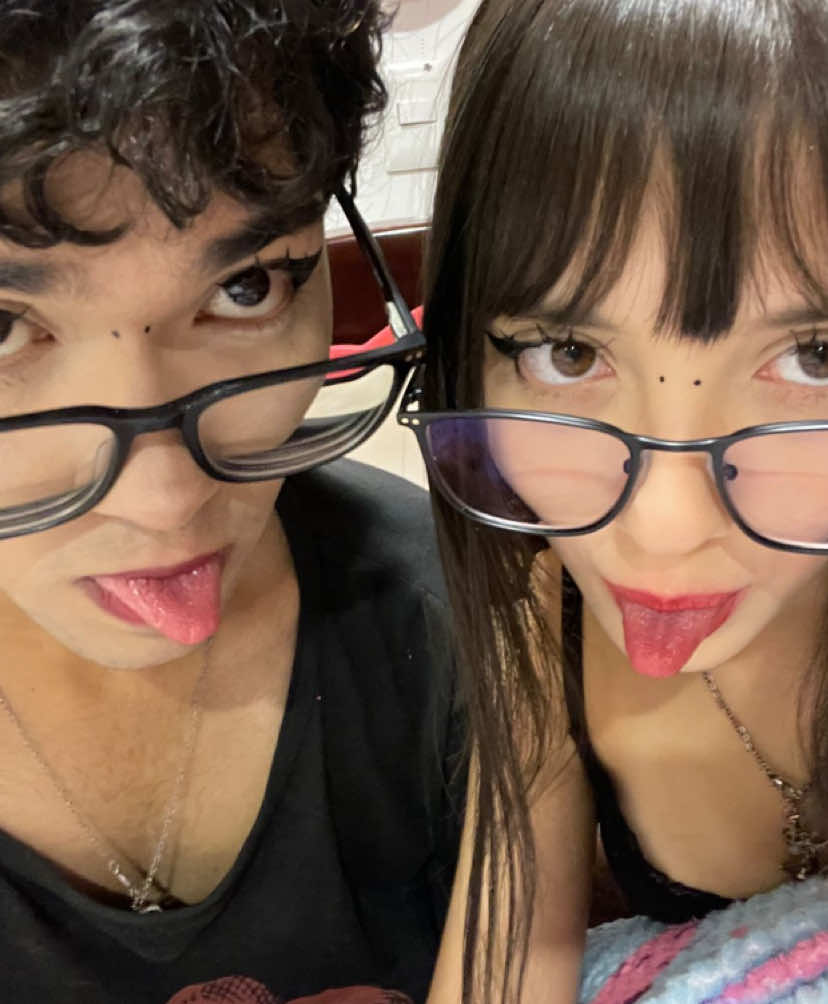 maquillando a mi novio (no me se maquillar yo) @igoo #maquillaje #novios #makeup #fyp 