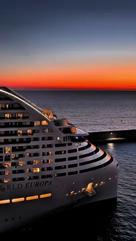 The Queen #MSCWorldEuropa 🔥  @MSC Cruises Official #crocieristacom #Crociera #Crociere #sunset 